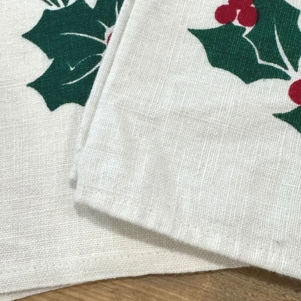 Vintage Christmas Holly Berry Wreath White Cloth Napkins Set 5 Festive IMPERFECT
